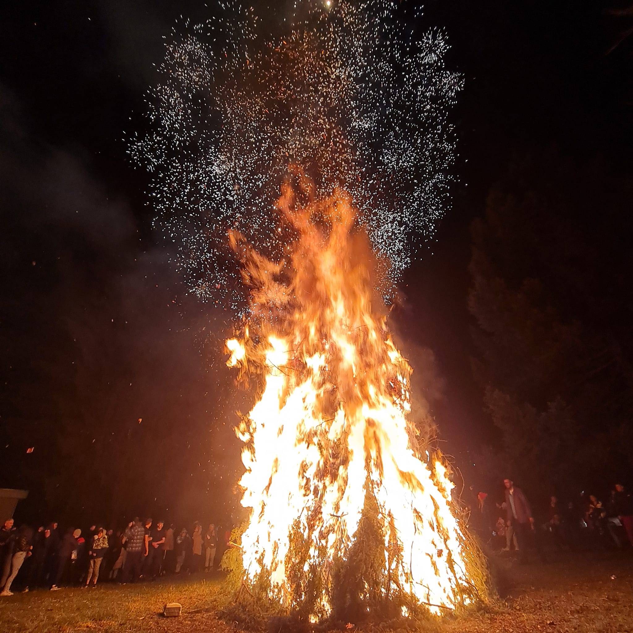 Със запалване на традиционни празнични огньове, Велинград отбеляза Сирни Заговезни